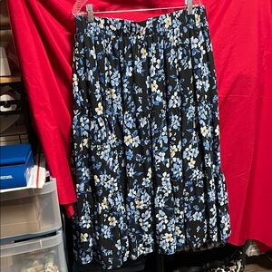 #139 size 1 torrid Black Midi Skirt with Blue & White Floral Print & pockets